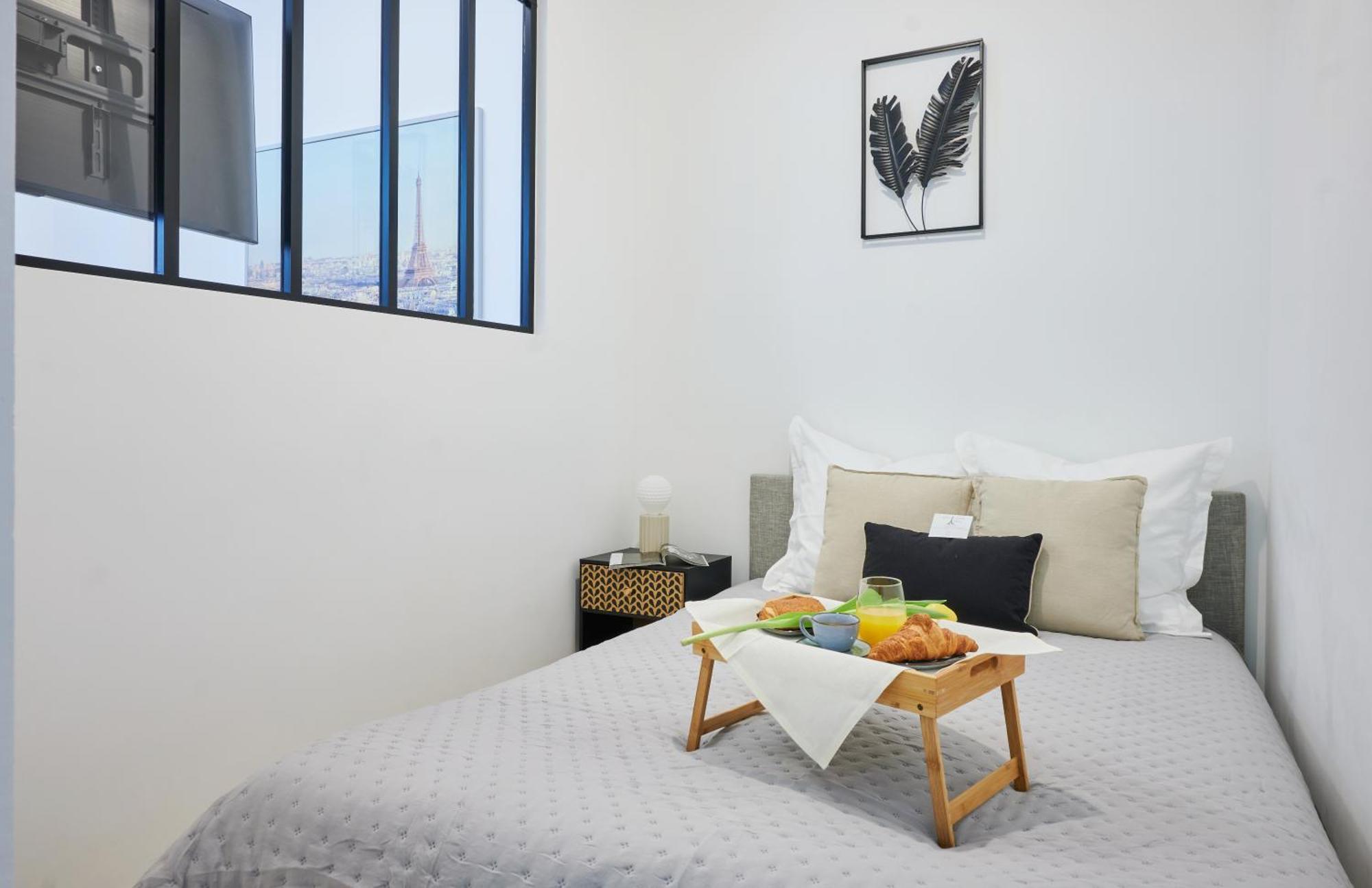 Cozy With 2 Bedrooms In - 14eme Paris